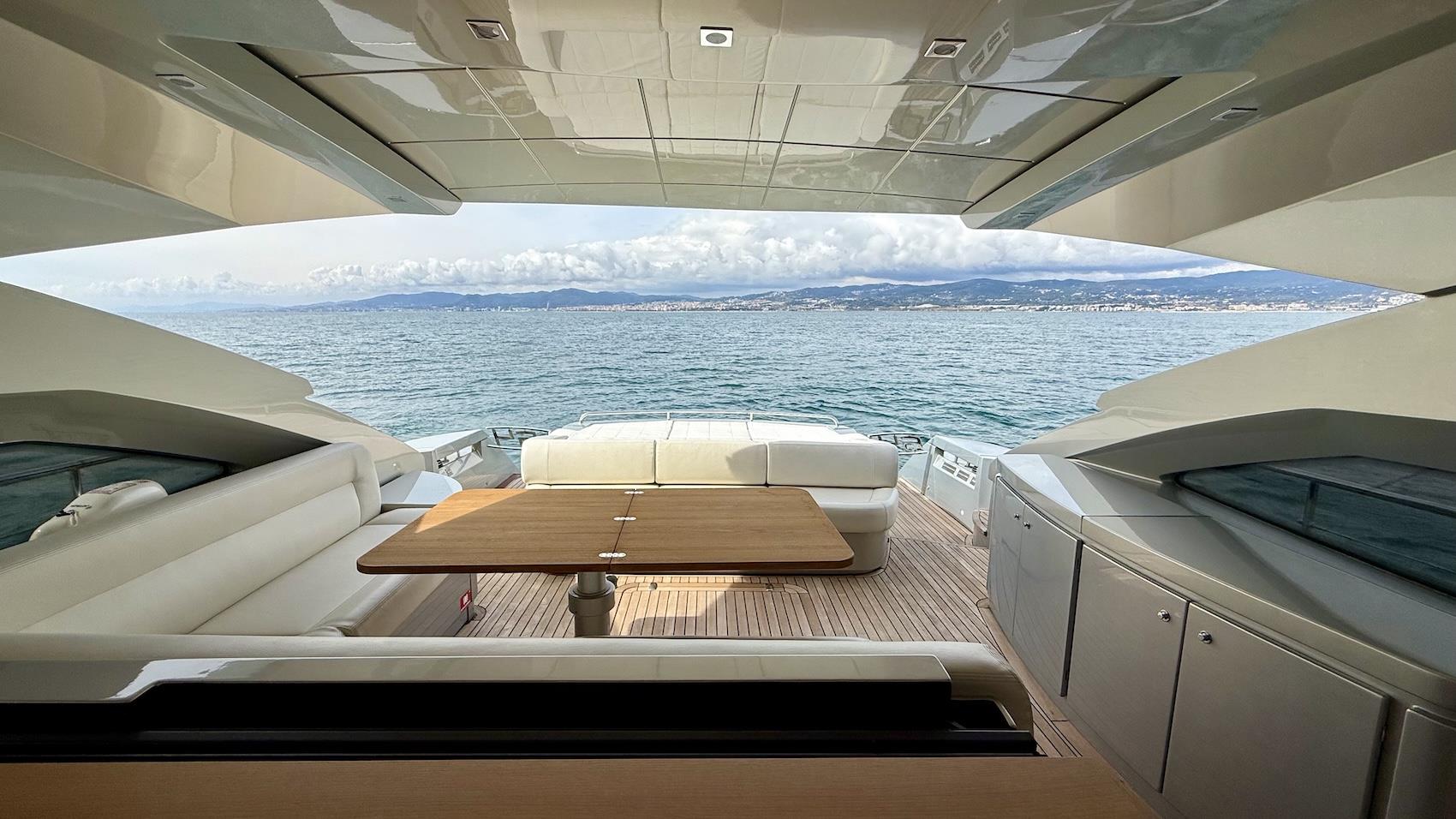 2011 PERSHING 64' 